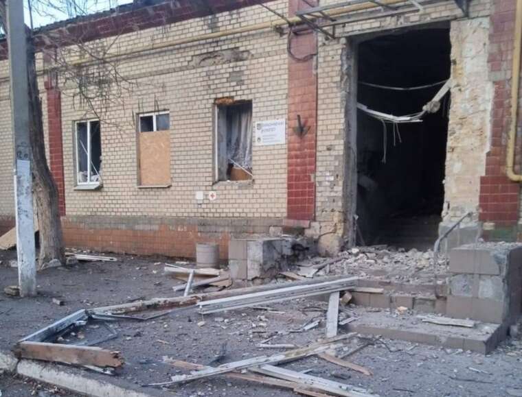 У Бериславі росіяни з дронів завдали удару по пункту незламності та гуманітарному штабу