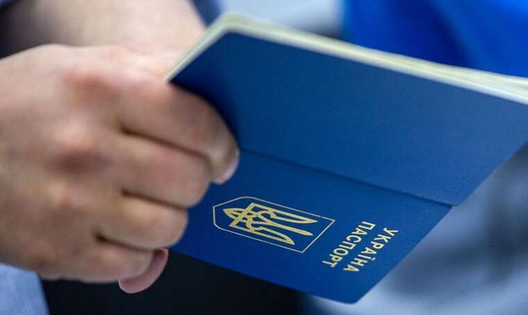 Українці за кордоном скаржаться, що для отримання паспортів все одно вимагають «Резерв+»