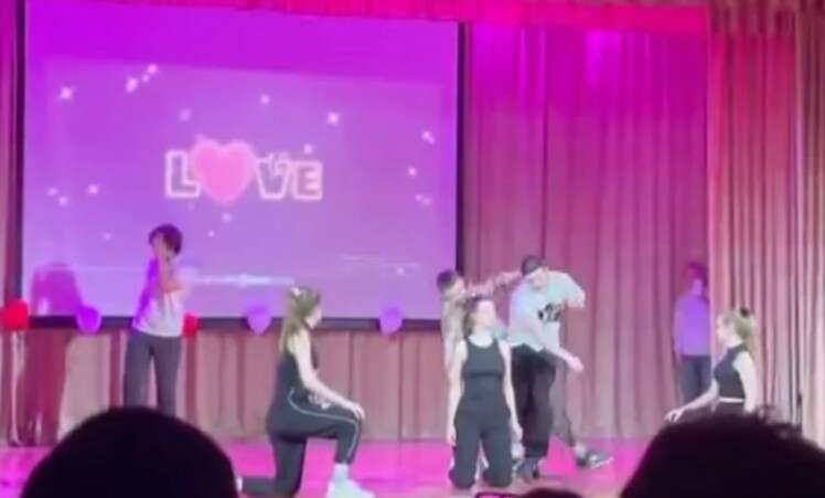 Київські школярі виправдалися за скандальну сценку з побиттям представника ТЦК