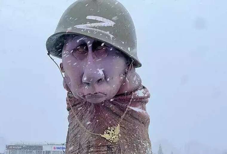 У Литві представили скульптуру Путіна, яка має вигляд статевого органа в касці