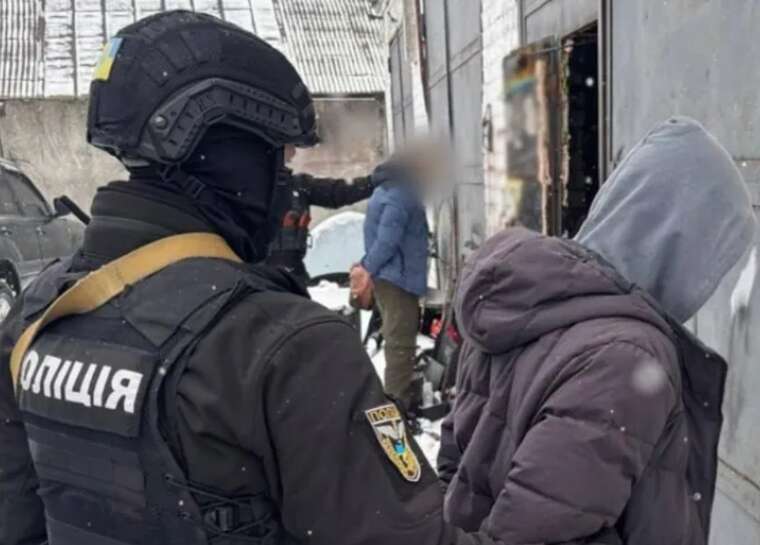 У Житомирській області двоє чоловіків облили будинок поліцейського бензином та підпалили його