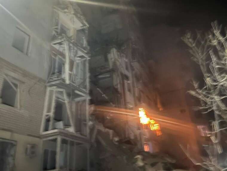 Россияне нанесли удар УАБом по жилому дому в Херсоне: разрушен подъезд