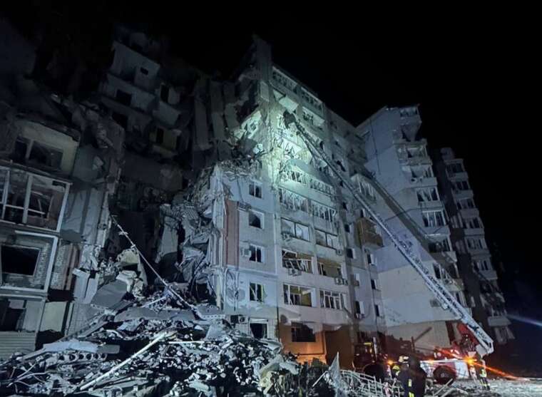 Авіаудар по Херсону: 5 постраждалих, під завалами шукають жінку