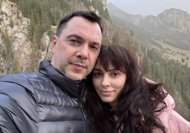 Жена Арестовича подала заявление на развод