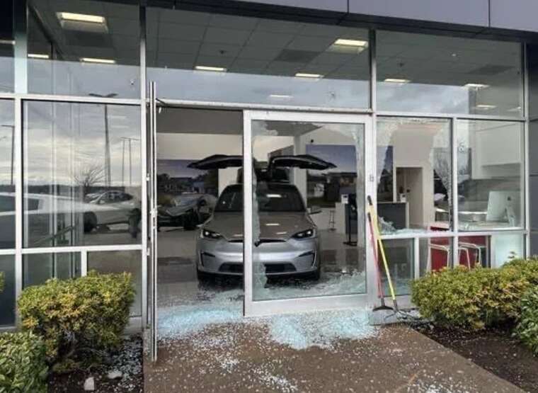 Невідомі обстріляли дилерський центр компанії Tesla