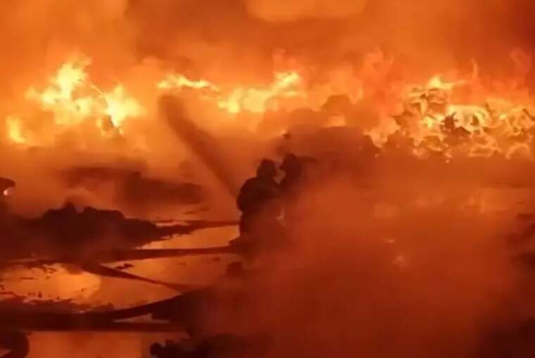 У Росії виникла масштабна пожежа на заводі з переробки пластику