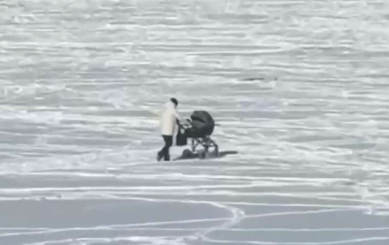 У Києві жінка гуляла з візочком на кризі