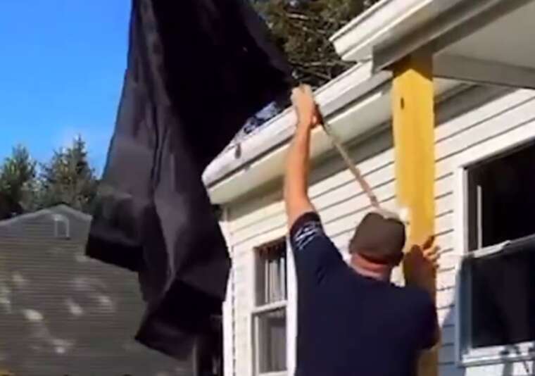 Американці вивішують чорний прапор у США