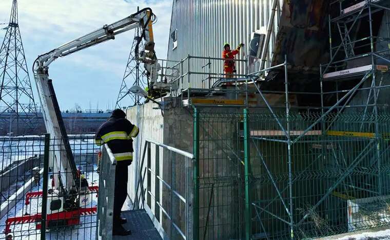 На Чернобыльской АЭС спасатели продолжают тушить очаг тления