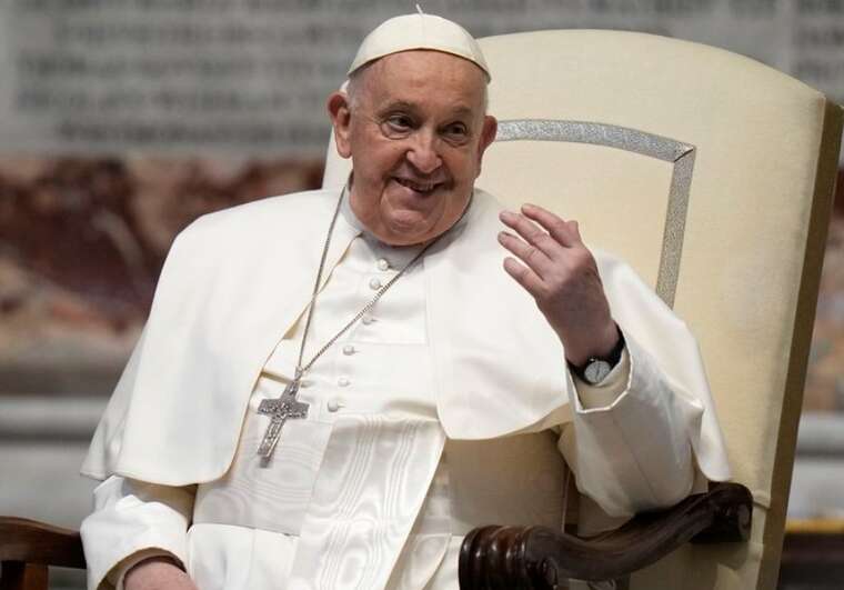 Папа Римский в критическом состоянии: пережил респираторный кризис и переливание крови