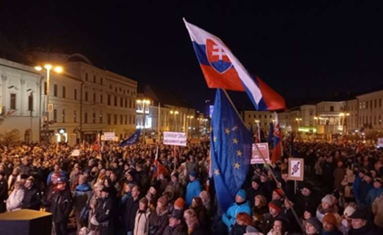 У Братиславі тисячі людей знову вимагали відставки Фіцо