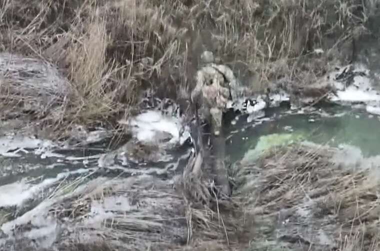 Оккупанта, который ехал сдаваться на велосипеде с иконой, обстреляли свои же