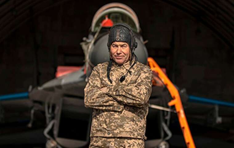 У ПС розповіли історію авіатехніка, який споряджає у бойові вильоти сина-пілота