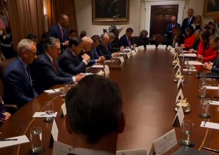 «Слава Богу за президента Трампа»: глава США розпочав засідання Кабміну з молитви