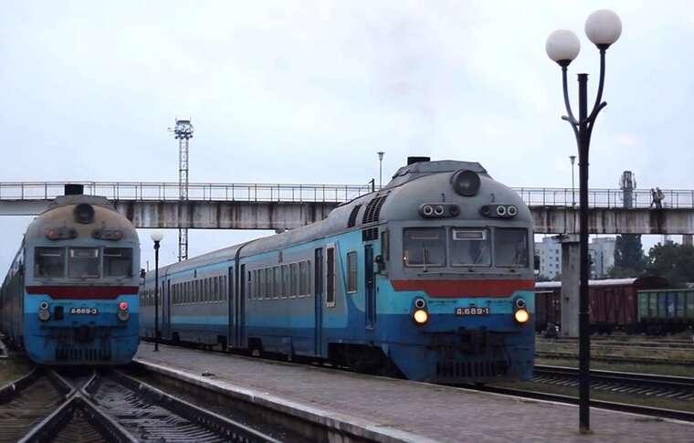 На Київщині під колесами потяга загинула 20-річна дівчина