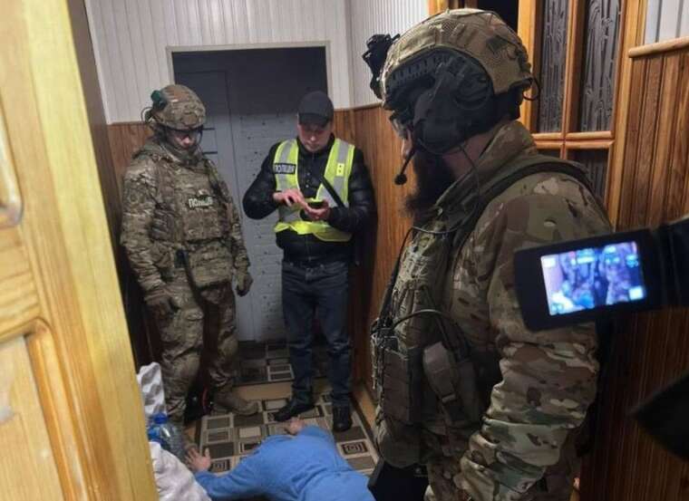 В Днепропетровской области задержали военных, которые за 2000 долларов помогали дезертирам