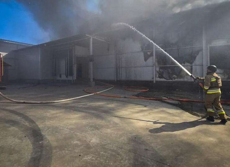 Після удару дрона в Очаківському районі Миколаївської області була масштабна пожежа на підприємстві