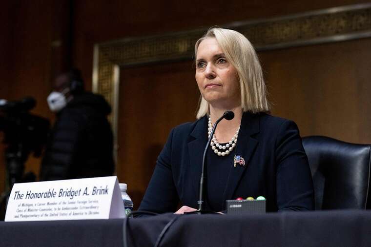 Українці розкритикували посла США Бріджит Брінк у соцмережах