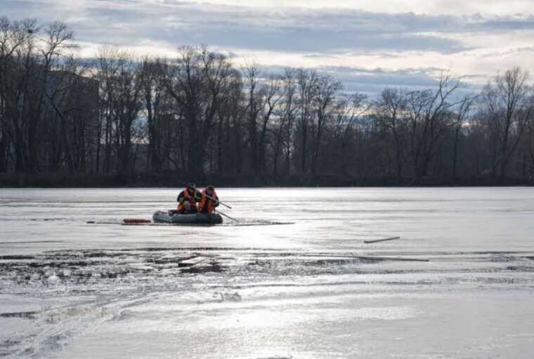 Під Києвом врятували рибалок, що застрягли на кризі за кілометр від берега