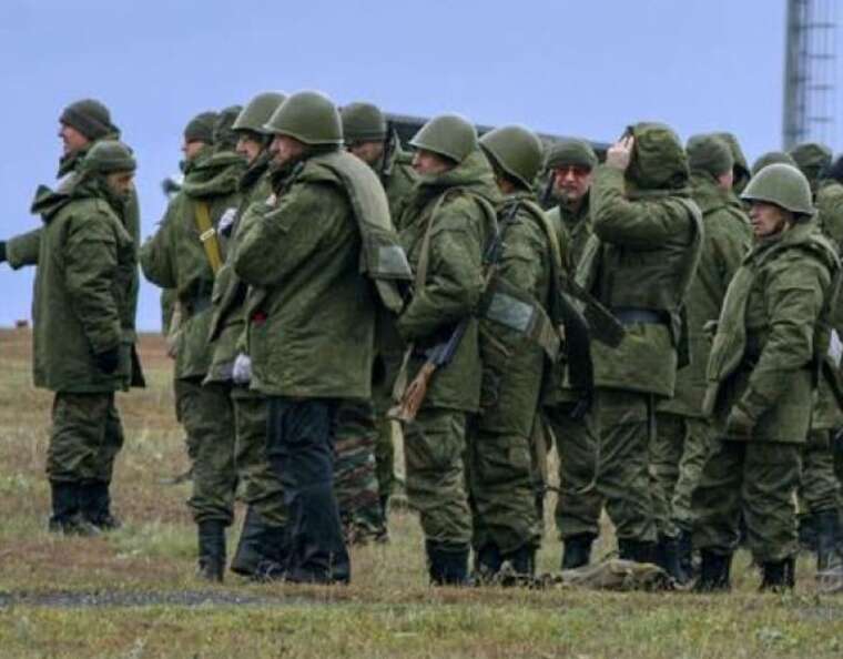 У захопленому Маріуполі загарбники організували навчання для місцевих "резервістів"