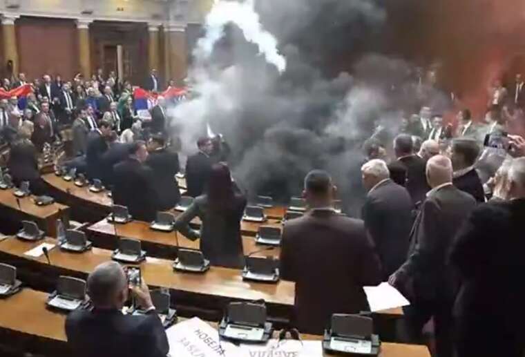 У сербському парламенті сталася бійка: депутати закидали один одного димовими шашками