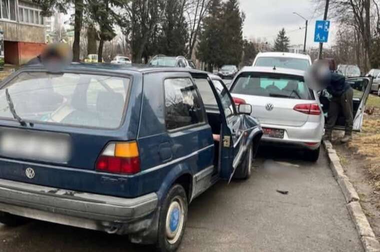 У Львові п’яний водій в’їхав у припарковану автівку і відмовився від перевірки