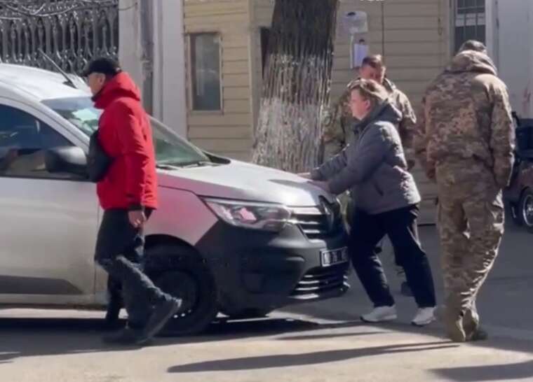 Конфликт ТЦК с гражданскими в Белгород-Днестровском: родители пытаются отбить сына