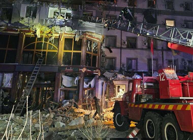 У Кривому Розі ракета влучила по готелю: під завалами шукають людей, є загиблі