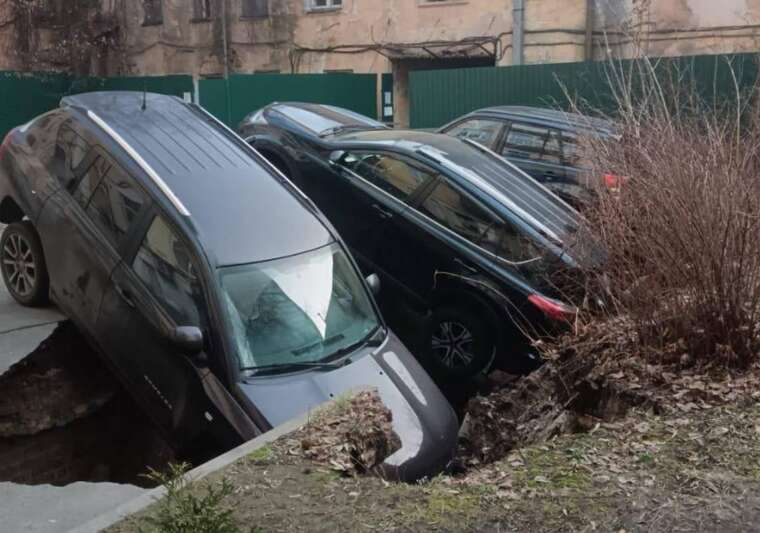 У центрі Києва, на Печерську, під асфальт провалилися кілька автомобілів