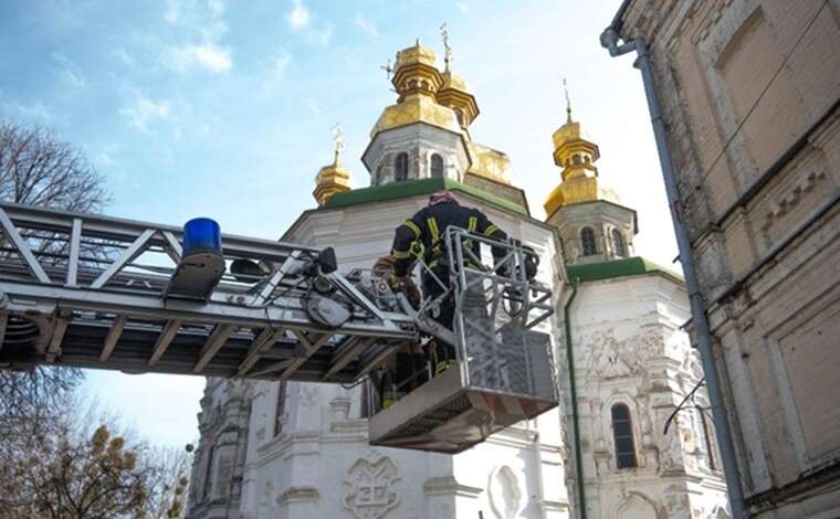 У Києво-Печерській Лаврі впав хрест з куполу храму