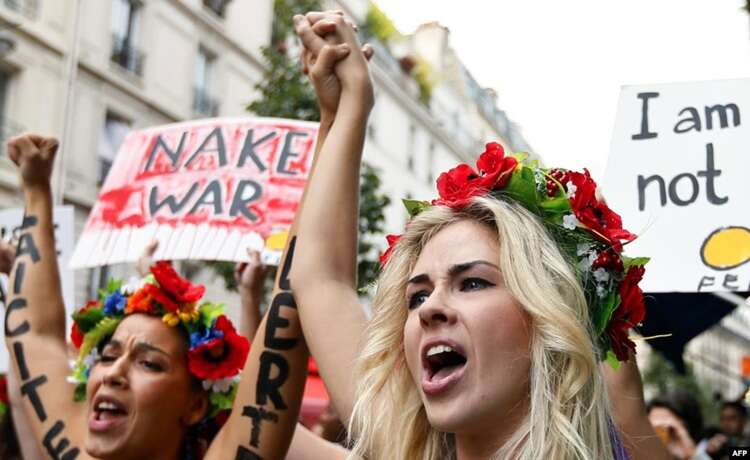 У Парижі активістки Femen влаштували провокаційний протест із нацистськими жестами