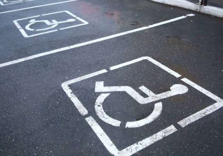 У Києві посилять контроль за паркуванням на місцях для осіб з інвалідністю