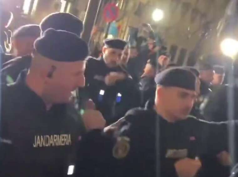 У Бухаресті протестувальники прорвали кордон поліції біля будівлі ЦВК