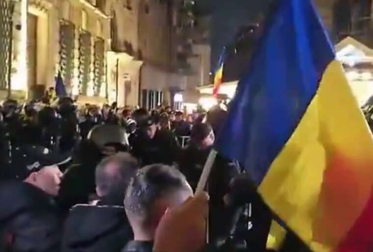 У Бухаресті тривають протести на тлі заборони Келіну Джорджеску балотуватися в президенти