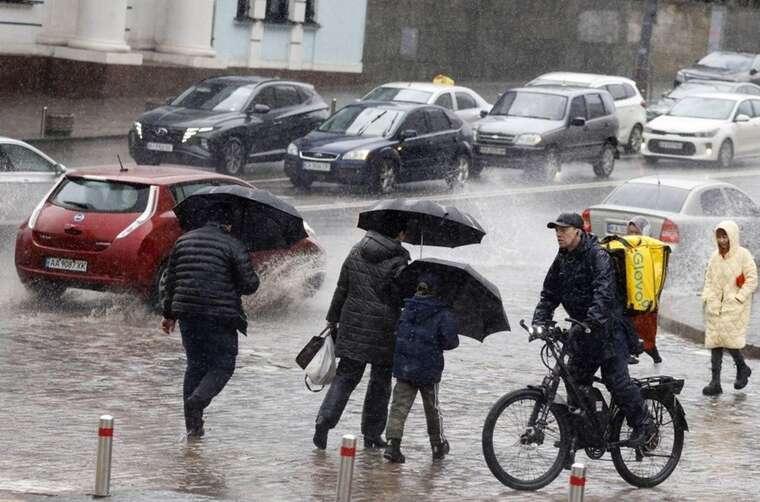 В Україну йдуть дощі та грози: потім похолоднішає