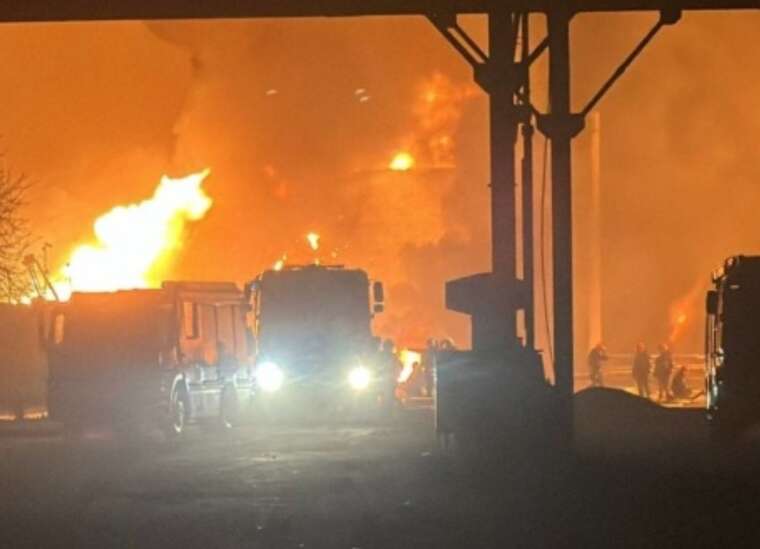 В Одессе после российской атаки по складам в воздух попали вредные вещества