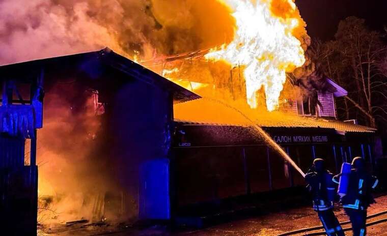 В результате вражеской атаки на Киевщине загорелся мебельный магазин, повреждены дома