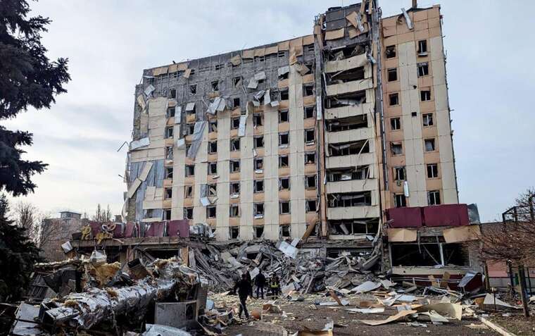 The moment of Russia’s attack on a hotel in Kryvyi Rih was captured on video