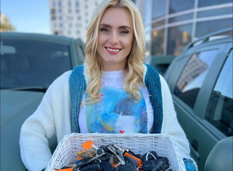 Кошти зібрала в концертному турі: співачка Ірина Федишин придбала десятки авто для ЗСУ