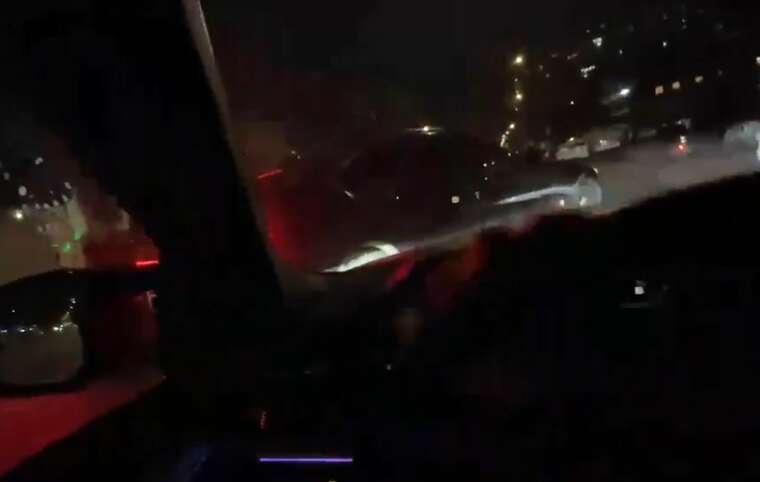 У Варшаві стрімерам з України, відомим через неодноразові порушення ПДР, розбили лобове скло