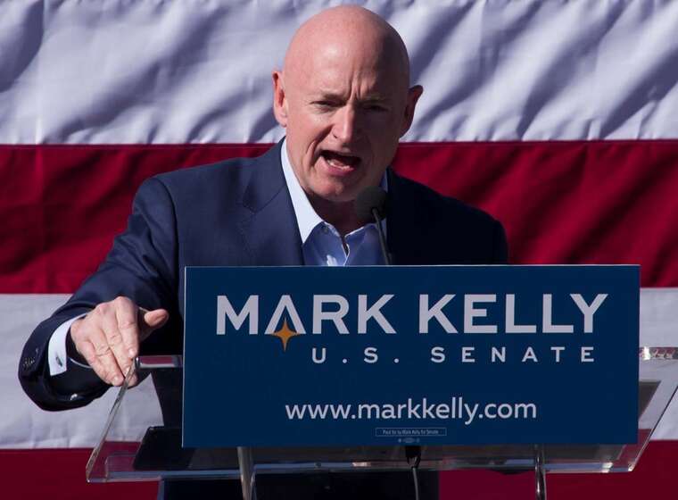 Сенатор США Келлі відмовився від Tesla, тому що Маск назвав його "зрадником"