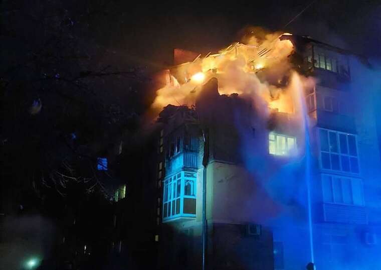 В Чернигове "шахед" попал в пятиэтажку: эвакуировали пожилую женщину