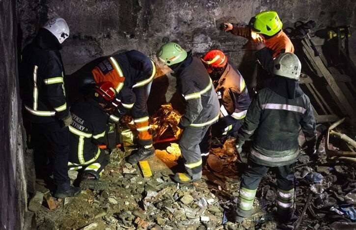 У Харкові 43 рятувальники та комунальники майже п’ять годин витягали чоловіка з труби