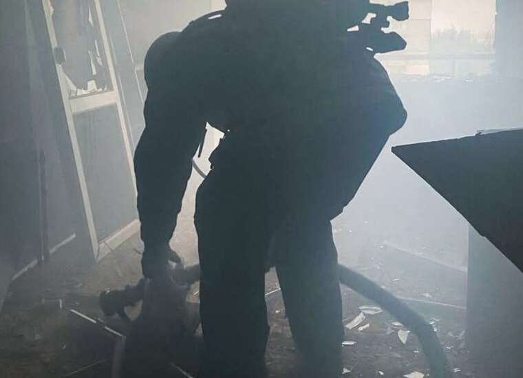 В Херсоне вражеские дроны попали в многоэтажный дом: начался пожар