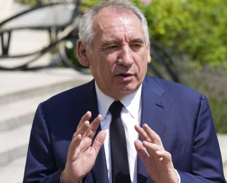 Прем’єр-міністр Франції не погоджується на перегляд пенсійного віку