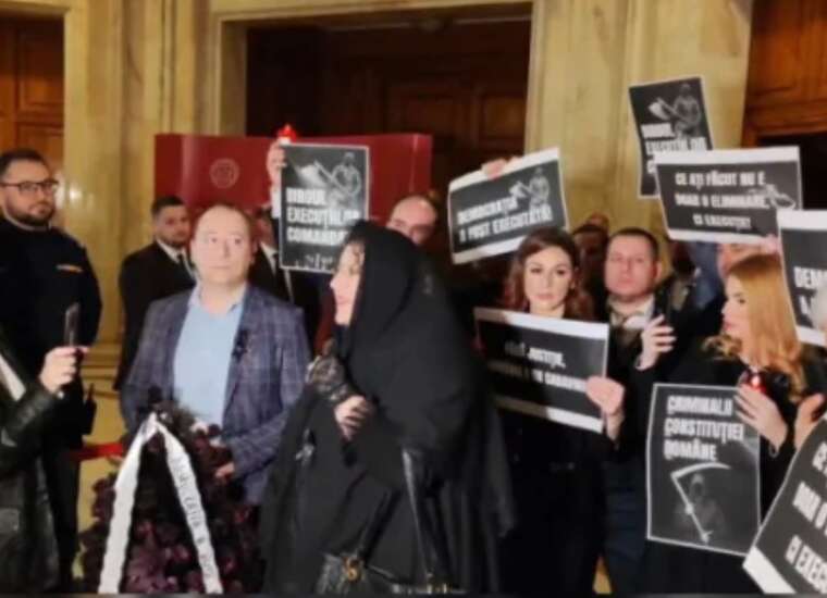 Румунська антиукраїнська депутатка Шошоаке з похоронним вінком заспівала заупокійну демократії