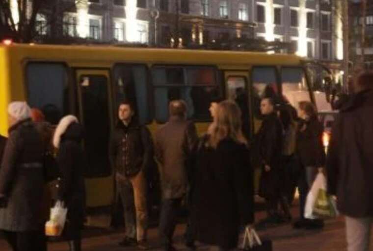 У Києві великі черги на зупинках маршруток через тривогу