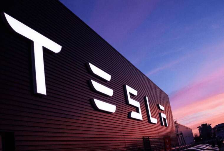 Инвесторы покидают Tesla, однако возвращаются в X