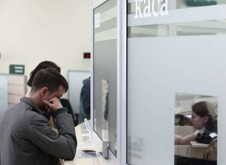 Жительница Киева украла 300 долларов другой клиентки из окошка кассы "ПриватБанка"