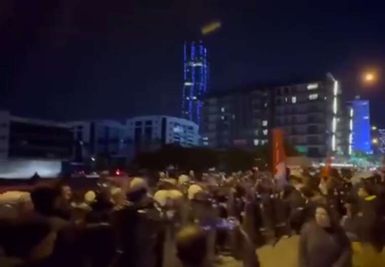 Протести проти арешту мера Стамбула: демонстранти прорвали поліцейське огородження в Ізмірі